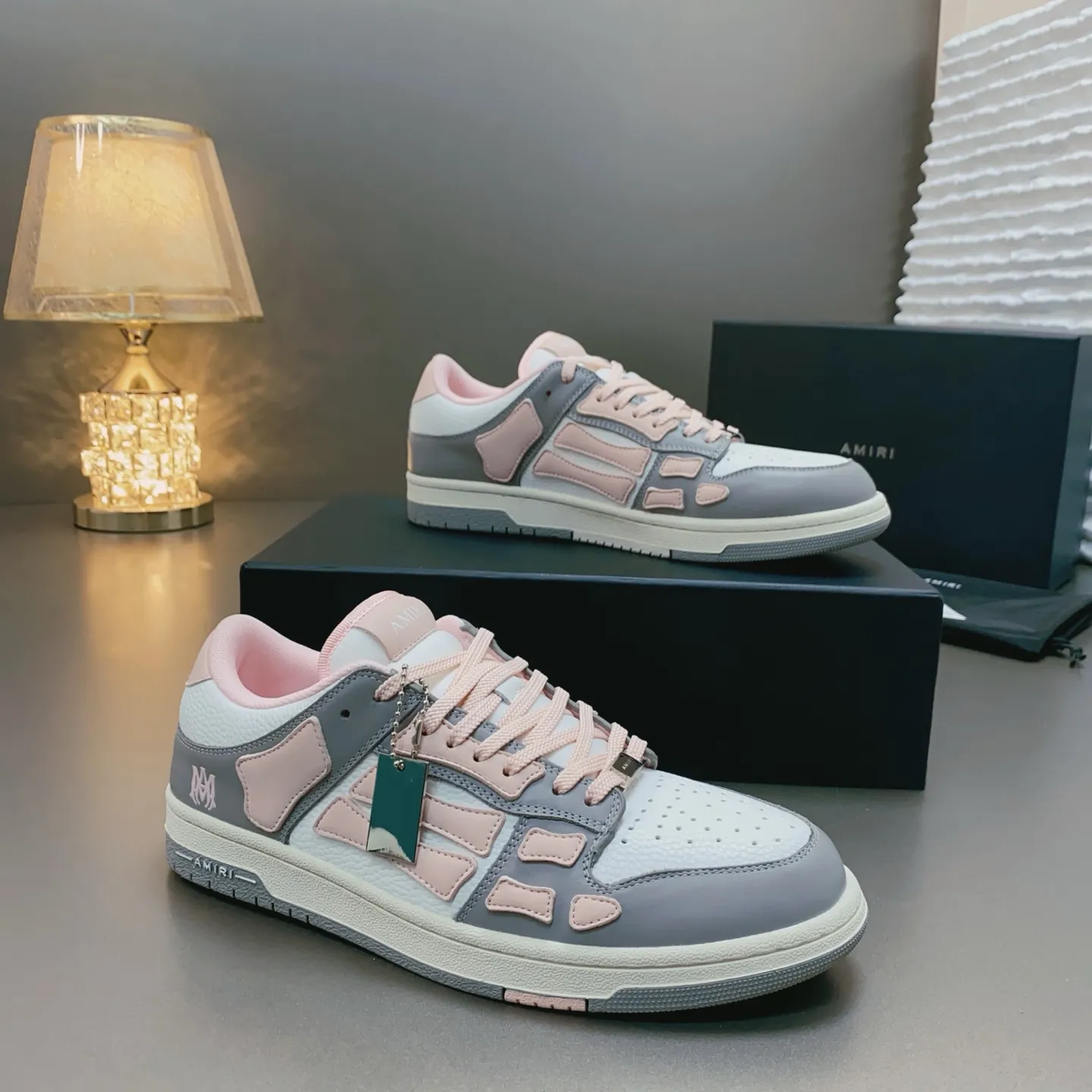 p580🐮🐮AMIRI Couple Style👑 The latest The Pacific Series Couple Style💀🦴Bone Stars Casual Sports Shoes Skateboard Shoes✔️ AMIRI's Pacific shoes are a sneaker that combines luxury and street style. Many celebrities and Internet celebrities have the same style. Its design and workmanship are very exquisite. Made of high-grade cow leather, soft to the touch and highly durable. 💎Fabrics: Original custom imported first-layer cowhide 💎Inner lining: Original customized breathable mesh 💎Foot: Original injection molded one-piece, comfortable, wear-resistant and not tiring for feet 💎Outsole: Original 1:1 molded three-color sole Original outsole 💎Sole thickness: 3CM 💎Size: Female 35-40 Male 39-46 💎Price; Top version 👑Special remarks Remark: (Female size 34 40 . Men's sizes 38 45 46 are customized and cannot be returned or exchanged. Please note when ordering! Thank you🤝🤝